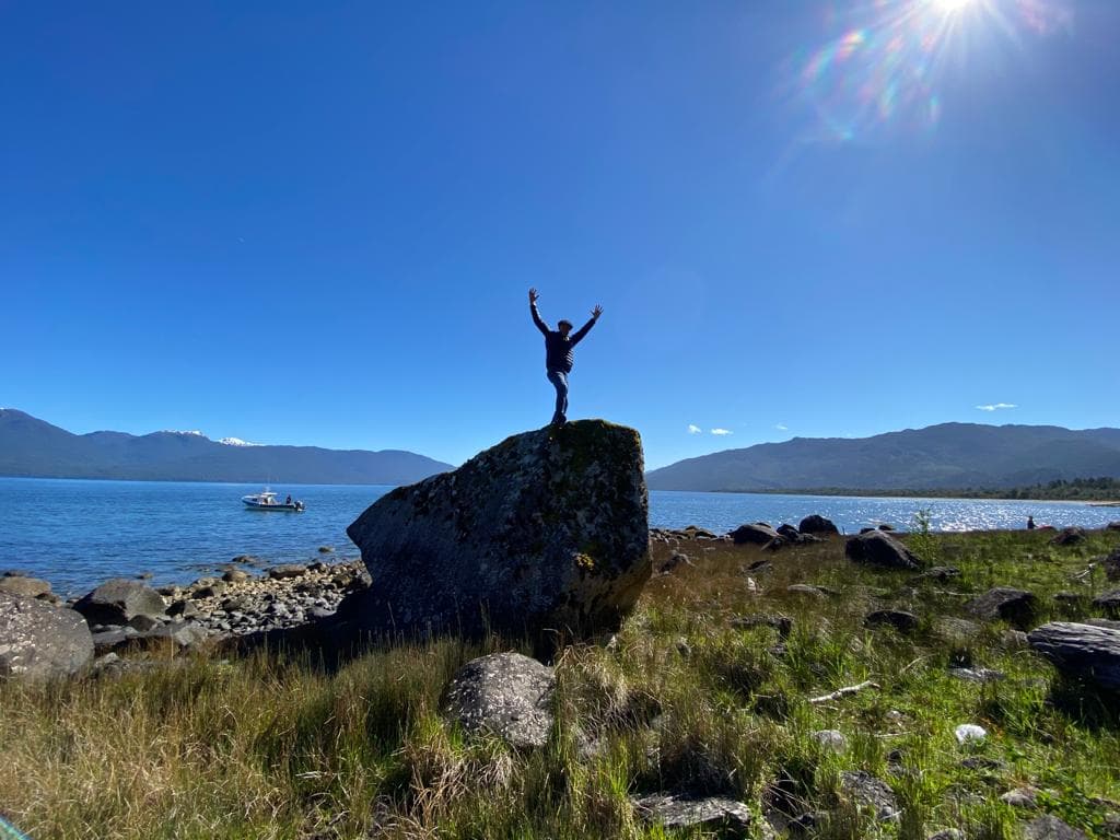 Una persona sobre una roca en la orilla del Lote A1